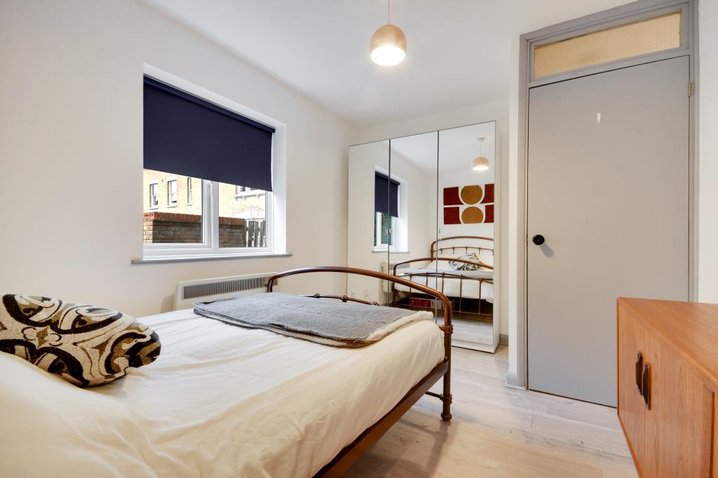 Lot: 106 - TWO-BEDROOM FLAT IN CITY CENTRE LOCATION - Bedroom 1 alternative view looking back towrds the door